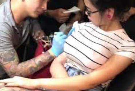 Επαθαν σοκ! Την ώρα που της έκανε τατουάζ στο στήθος συνέβη κάτι τρομακτικό [video] - Φωτογραφία 1