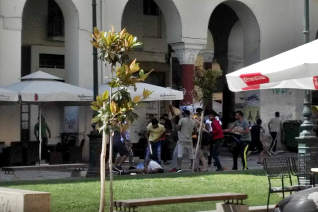 «Τι ζούμε ρε μ@λάκ@ !!! Γυαλιά - καρφιά έκαναν πάλι την πλατεία Αριστοτέλους συμμορίες λαθρομεταναστών! [Βίντεο] - Φωτογραφία 1