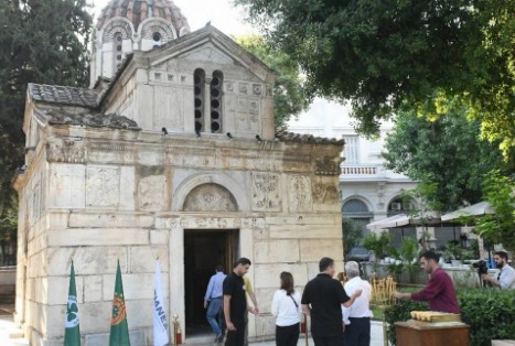 Παύλος Γιαννακόπουλος: Τεράστια συγκίνηση στο λαϊκό προσκύνημα στη Μητρόπολη Αθηνών [photos] - Φωτογραφία 6