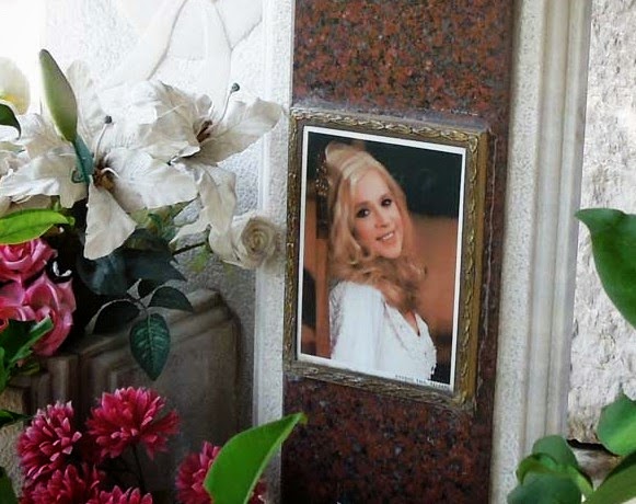 Δείτε τι έχει συμβεί στον τάφο της Αλίκης Βουγιουκλάκη [photo] - Φωτογραφία 1