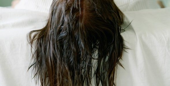 Οι τρεις λόγοι για τους οποίους δεν πρέπει να κοιμάστε ποτέ με βρεγμένα μαλλιά! - Φωτογραφία 1