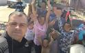 Αστυνομικός της ΔΙΑΣ από το Αγρίνιο σχολιάζει τη «συγνώμη» στο Athens Pride (φωτο) Μιλά για απόστημα και δυσοσμία και φωτογραφίζεται με παιδιά ρομά