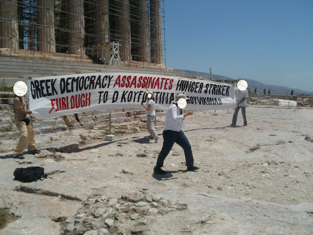 Ρουβίκωνας : Παρέμβαση στην Ακρόπολη με πανό για Δ.Κουφοντίνα - Φωτογραφία 1