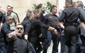Επεισοδιακή άφιξη Μαρινάκη στη κηδεία Γιαννακόπουλου - Αποδοκιμασίες και μπουκάλια κατά του προέδρου του Ολυμπιακού (ΒΙΝΤΕΟ) - Φωτογραφία 1