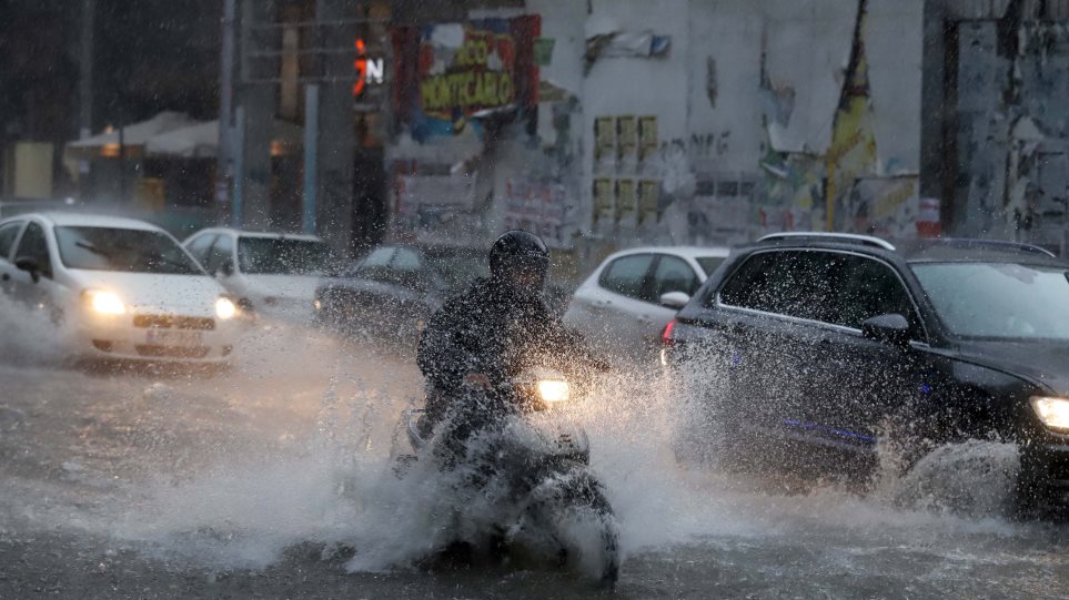 Ισχυρή βροχόπτωση με χαλάζι πλήττει την Θεσσαλονίκη - Φωτογραφία 1