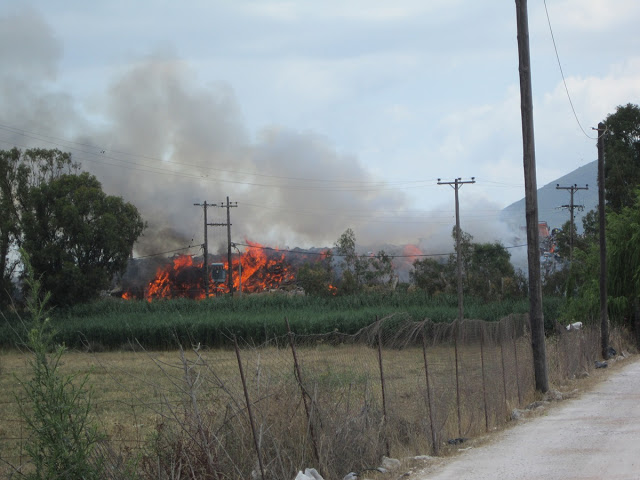 Φωτιά εκδηλώθηκε στη χωματερή της Λευκάδας (φωτο) - Φωτογραφία 4