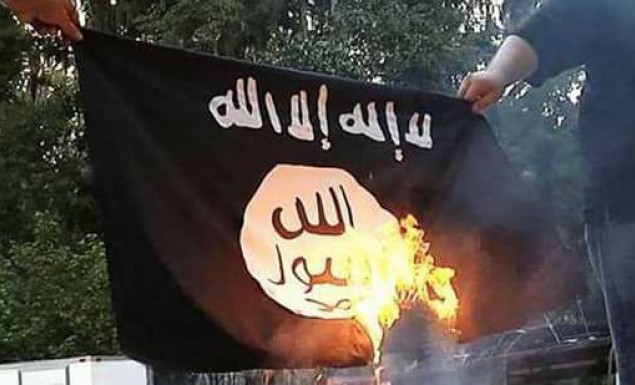 Εξάρχεια: Αντιεξουσιαστές «μπούκαραν» σε φωλιά φανατικών Ισλαμιστών.Τους εκδίωξαν δια της βίας και έκαψαν σημαίες του ISIS - Φωτογραφία 1