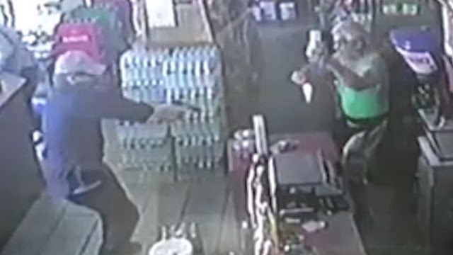 Βίντεο - σοκ: Ληστής πυροβολεί εν ψυχρώ ιδιοκτήτη κάβας στο Π. Φάληρο - Φωτογραφία 1