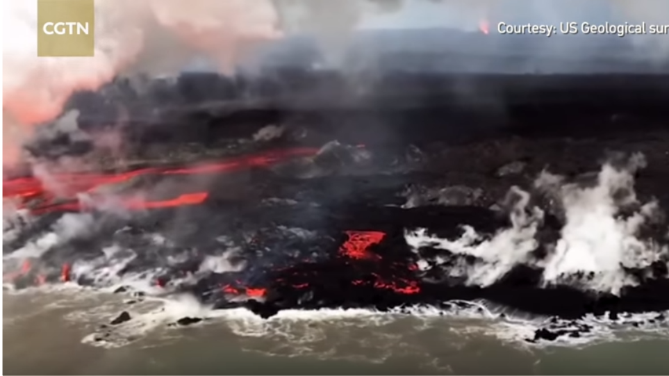 Βίντεο: Δέος από την εικόνα της λάβας που χύνεται στον ωκεανό - Φωτογραφία 1