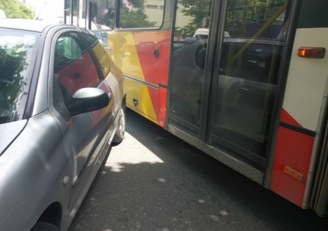 Μποτιλιάρισμα στην Δελφών μετά από σύγκρουση λεωφορείου με παράνομα σταθμευμένο Ι.Χ. - Φωτογραφία 1