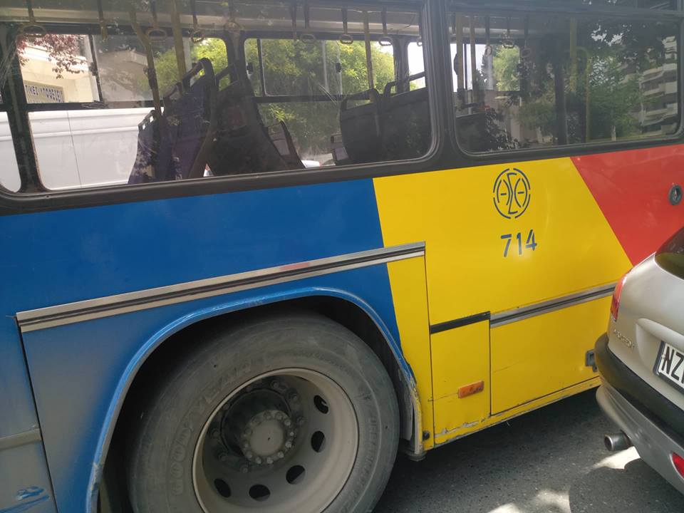 Μποτιλιάρισμα στην Δελφών μετά από σύγκρουση λεωφορείου με παράνομα σταθμευμένο Ι.Χ. - Φωτογραφία 3