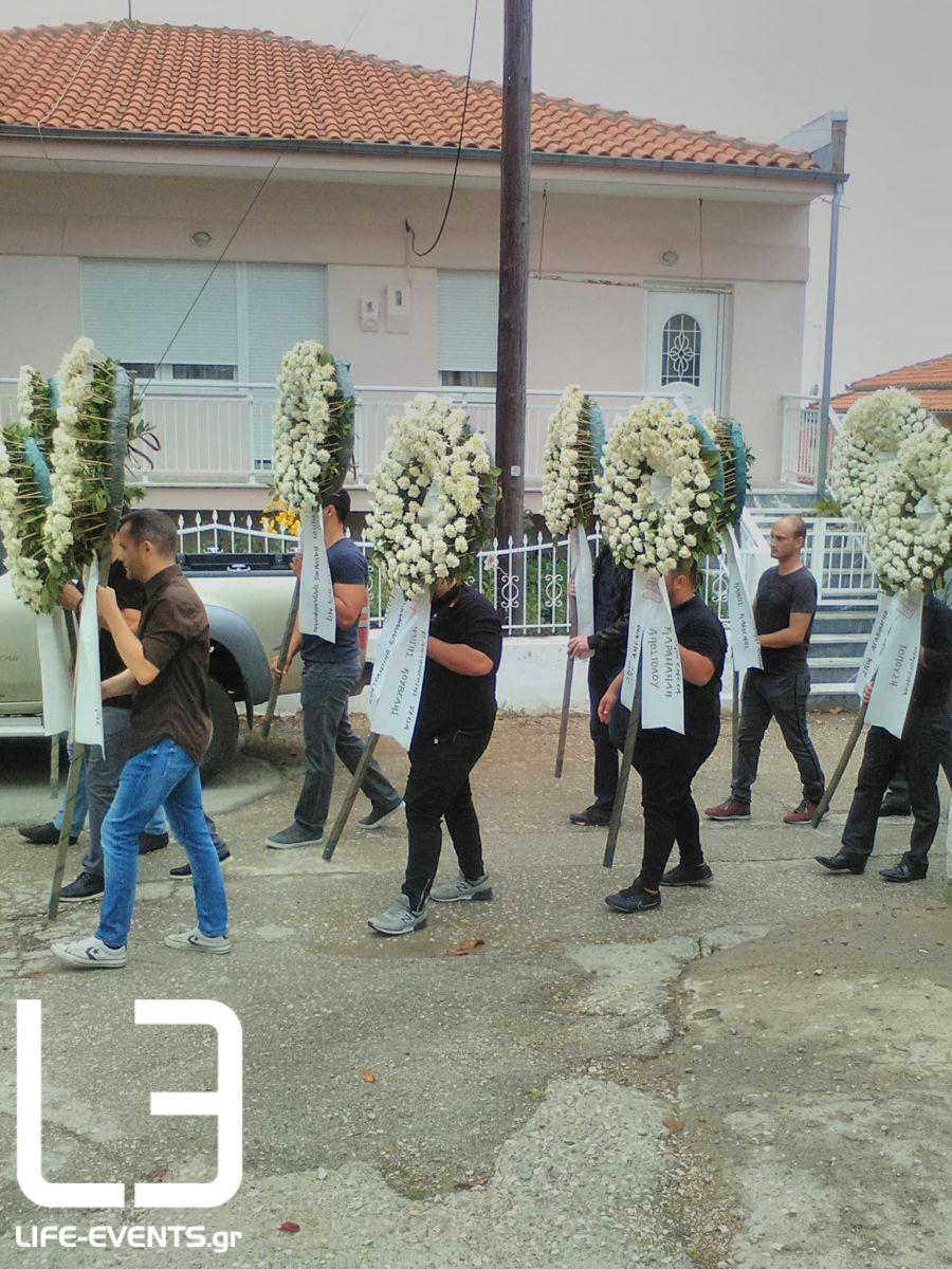 ΦΩΤΟ: Συγκίνηση στην κηδεία του 31χρονου ΕΠΟΠ που σκοτώθηκε σε τροχαίο - Στεφάνια από Καμμένο και αρχηγό ΓΕΣ - Φωτογραφία 2