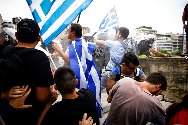 Συλλαλητήριο για τη Μακεδονία: Ένταση, ξύλο και χημικά από τα ΜΑΤ στο Σύνταγμα (ΦΩΤΟ) - Φωτογραφία 3