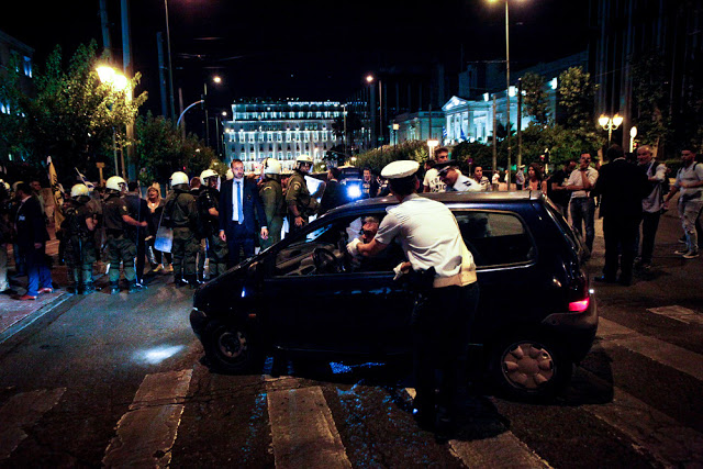 Επίθεση με ρόπαλα σε αυτοκίνητα βουλευτών (ΦΩΤΟ) - Φωτογραφία 3
