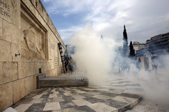 Συλλαλητήριο: Επεισόδια στη Βουλή - Εισέβαλαν στο προαύλιο και προκάλεσαν φθορές σε βουλευτικά αυτοκίνητα [Βίντεο] - Φωτογραφία 2