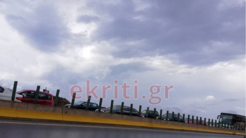 Ηράκλειο: Καραμπόλα επτά αυτοκινήτων στην εθνική οδό λόγω βροχής - Φωτογραφία 1