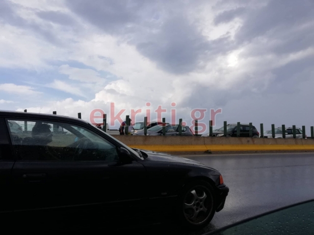 Ηράκλειο: Καραμπόλα επτά αυτοκινήτων στην εθνική οδό λόγω βροχής - Φωτογραφία 2