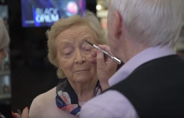 Συγκινητικό: Ενας 84χρονος έμαθε να κάνει το μακιγιάζ της συζύγου του προτού χάσει τελείως την όρασή της - Φωτογραφία 2