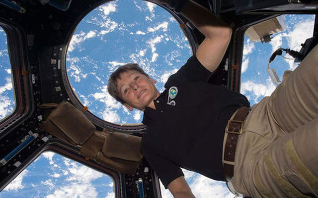 Στη σύνταξη η αστροναύτης με το ρεκόρ παραμονής στο Διάστημα - Φωτογραφία 1