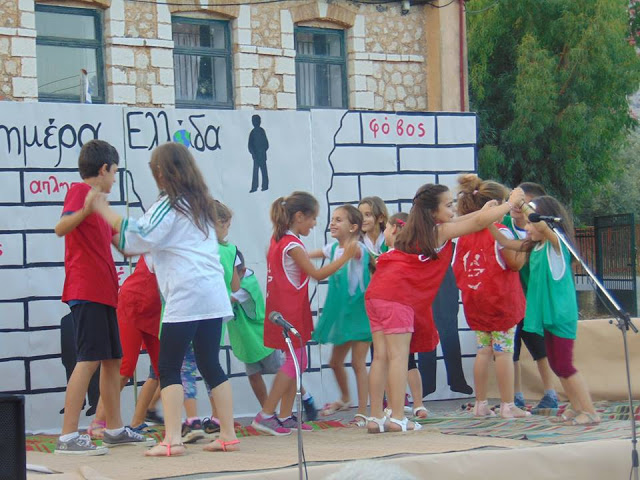 Με επιτυχία η θεατρική παράσταση «Καλημέρα Ελλάδα», από το Δημοτικό Σχολείο Κανδήλας -ΦΩΤΟ - Φωτογραφία 16
