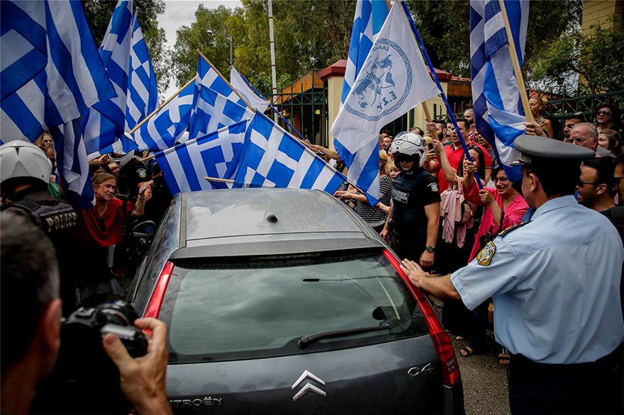 Πλήθος υποστηρικτών στο πλευρό του Σώρρα στα δικαστήρια - Φωτογραφία 3