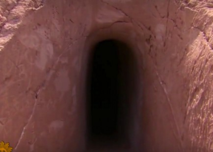 Δε θα πιστεύετε στα μάτια σας: Για 25 χρόνια απομονώθηκε και ζούσε σε αυτήν τη σπηλιά – Το εσωτερικό της θα σας καταπλήξει - Φωτογραφία 1