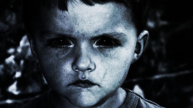 Το παιδί με τα μαύρα μάτια επέστρεψε και προκαλεί τρόμο - Έχει να εμφανιστεί 30 χρόνια! - Φωτογραφία 1