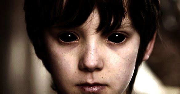 Το παιδί με τα μαύρα μάτια επέστρεψε και προκαλεί τρόμο - Έχει να εμφανιστεί 30 χρόνια! - Φωτογραφία 2