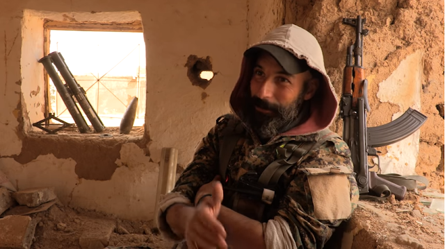 'Eλληνας αναρχικός που μάχεται κατά του ISIS μιλά στην κάμερα για όλα όσα ζει στο μέτωπο του πολέμου στη Ροζάβα - Φωτογραφία 1