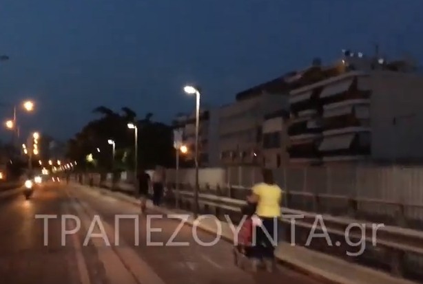 Σκηνές που κόβουν την ανάσα: Οδηγός ΙΧ «καβαλάει» τον ποδηλατόδρομο στα Πετράλωνα και σπέρνει πανικό (βίντεο) - Φωτογραφία 1