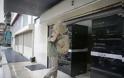 Επίθεση με σανό στα γραφεία των ΑΝ.ΕΛ. στην Αθήνα [εικόνες] - Φωτογραφία 6