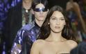 Η Κένταλ Τζένερ και η Μπέλα Χαντίντ εντυπωσίασαν με αποκαλυπτικές δημιουργίες στο fashion show του Versace - Φωτογραφία 4