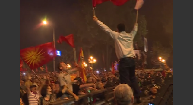 Επεισόδια στα Σκόπια για τη συμφωνία: Διαδηλωτές επιχείρησαν να εισβάλουν στη Βουλή [Εικόνες-Βίντεο] - Φωτογραφία 2