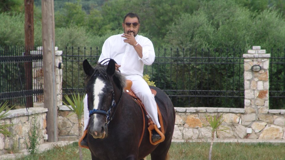 Αρτέμης Σώρρας: Ο... δισεκατομμυριούχος που πίστευε ότι θα είναι μια ζωή «καβάλα στο άλογο» - Φωτογραφία 1