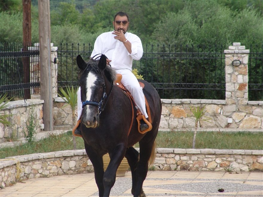 Αρτέμης Σώρρας: Ο... δισεκατομμυριούχος που πίστευε ότι θα είναι μια ζωή «καβάλα στο άλογο» - Φωτογραφία 2