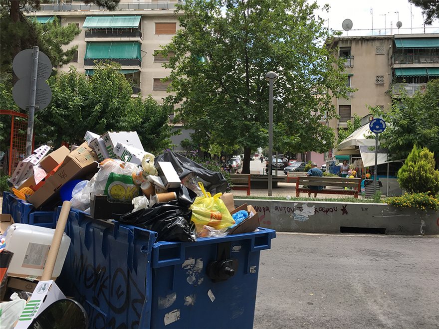 Σε ασφυξία το λεκανοπέδιο: Πάνω από 16.000 τόνοι απορρίμματα στους δρόμους - Φωτογραφία 9