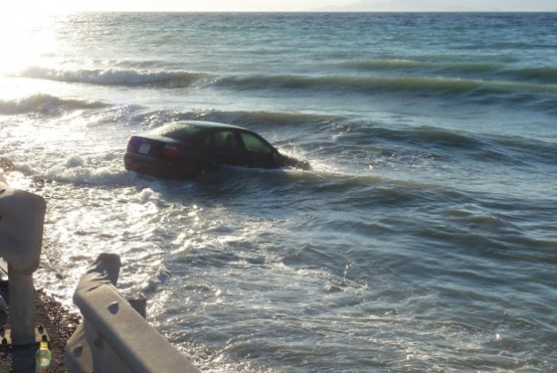 Βόρεια Εύβοια: Εφιάλτης για 50χρονη και το ανήλικο παιδί της - Έπεσαν με το αυτοκίνητο στη θάλασσα! - Φωτογραφία 1