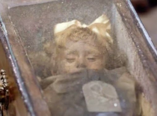 Πανικός στους αρχαιολογικούς κύκλους για την μούμια μικρού κοριτσιού που ανοίγει τα μάτια της [video] - Φωτογραφία 1