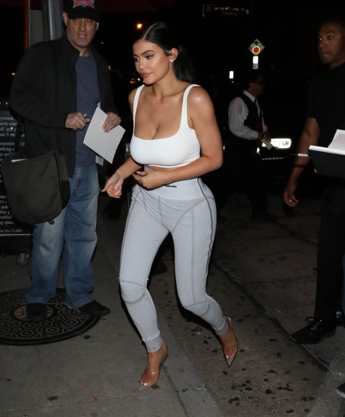 Η νέα εμφάνιση της Kylie Jenner που δείχνει ότι ακολουθεί πιστά την Kim Kardashian - Φωτογραφία 4