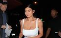 Η νέα εμφάνιση της Kylie Jenner που δείχνει ότι ακολουθεί πιστά την Kim Kardashian - Φωτογραφία 3