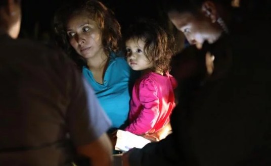 Σπαρακτικό βίντεο – Κλαίνε παιδιά που τα χωρίζουν από τους γονείς στα σύνορα ΗΠΑ – Μεξικού - Φωτογραφία 1