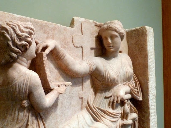 Αρχαία Ελληνίδα με… λαπτοπ σε γλυπτό του 100 π.Χ. [photo] - Φωτογραφία 2