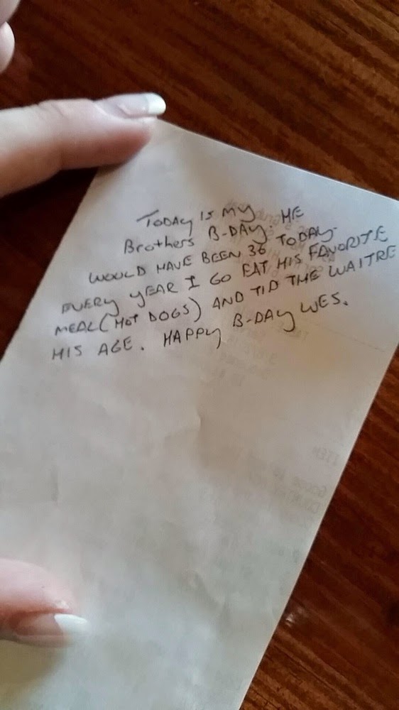 Άφησε 36$ φιλοδώρημα και έφυγε αφήνοντας ένα σημείωμα - Η σερβιτόρα, όταν το διάβασε ξέσπασε σε λυγμούς... [photo] - Φωτογραφία 2
