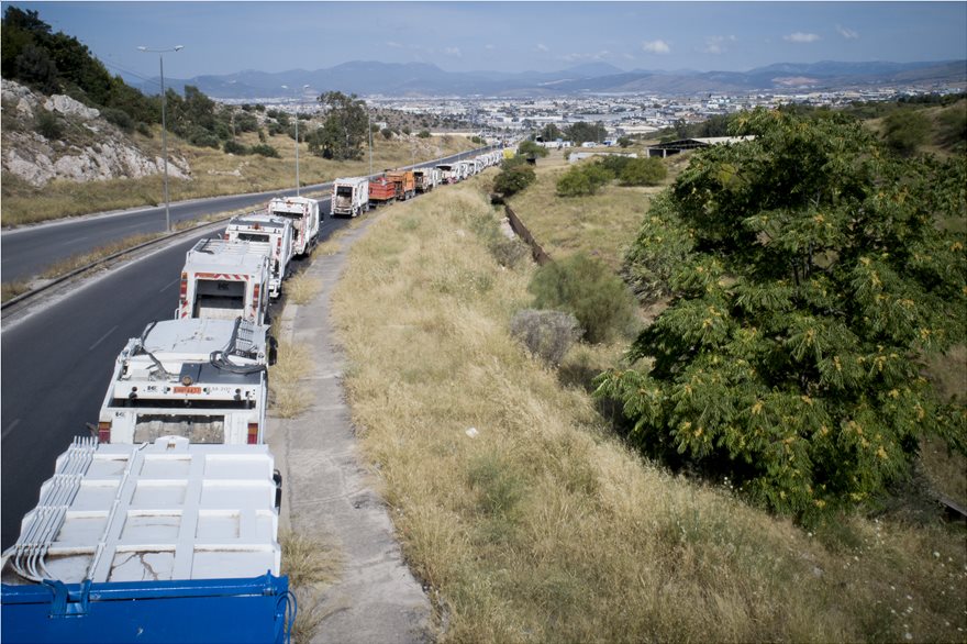 Ουρές απορριμματοφόρων περιμένουν να αδειάσουν στον ΧΥΤΑ Φυλής - Φωτογραφία 4