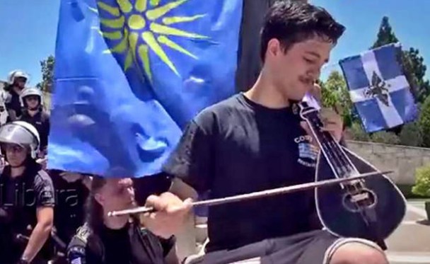 Κρητικοί τραγουδούν με λύρα το «Μακεδονία Ξακουστή» μπροστά στα ΜΑΤ - Φωτογραφία 1