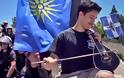 Κρητικοί τραγουδούν με λύρα το «Μακεδονία Ξακουστή» μπροστά στα ΜΑΤ