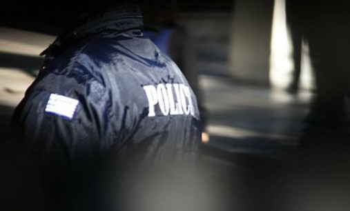 Αξιωματικός της Αστυνομίας από την Αχαΐα συνελήφθη γιατί φωτογράφιζε με το κινητό του κορίτσια με μαγιό -Τον ξυλοφόρτωσε ο παππούς της μίας κοπέλας - Φωτογραφία 1