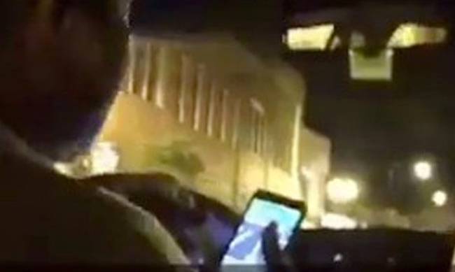 Οι εικόνες είναι αποκαλυπτικές: Ιερόδουλη δίνει χαρά σε ταξιτζή την ώρα που οδηγεί – Δείτε το βίντεο που κατέγραψε πελάτης - Φωτογραφία 1