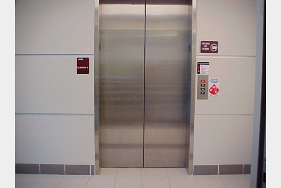 Εσείς ξέρετε γιατί τα ασανσέρ έχουν το κουμπί STOP; - Φωτογραφία 1