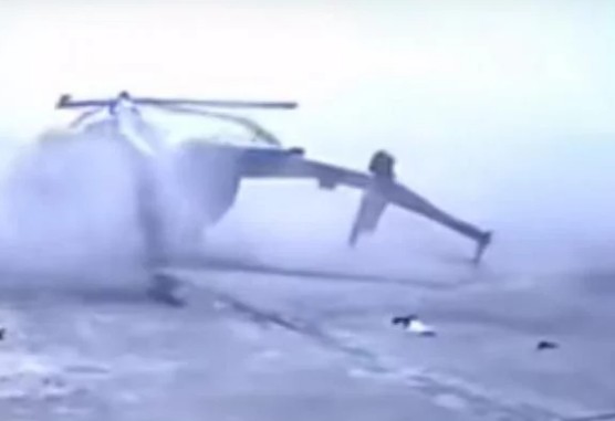 Η σοκαριστική στιγμή που ένα ελικόπτερο πέφτει και συνθλίβεται πάνω σε κτίριο στη Ρωσία! [video] - Φωτογραφία 1
